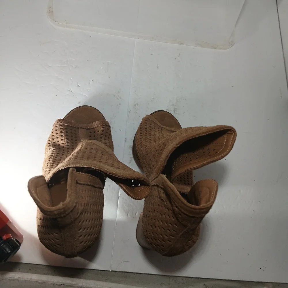 Lucky Brand Larise Booties 6M Tan Suede Perforated Peep Toe Block Heel Boho Chic